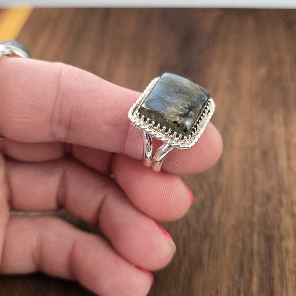 Labradorite Rectangular Sterling Silver Handmade Ring - Picture 4 of 12